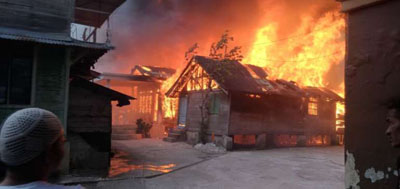 Kebakaran di Senapelan, 13 Rumah Hangus dan Satu Orang Terluka